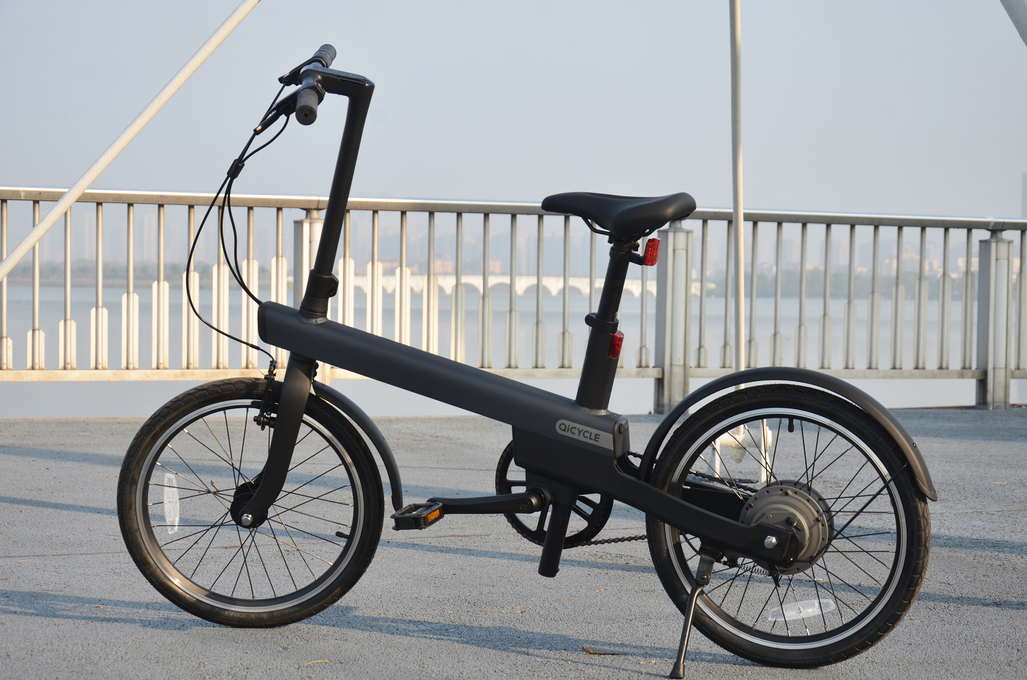 小米生態(tài)鏈&ldquo;電動(dòng)助力自行車&rdquo;評測:鋁合金車架,40km助力騎行